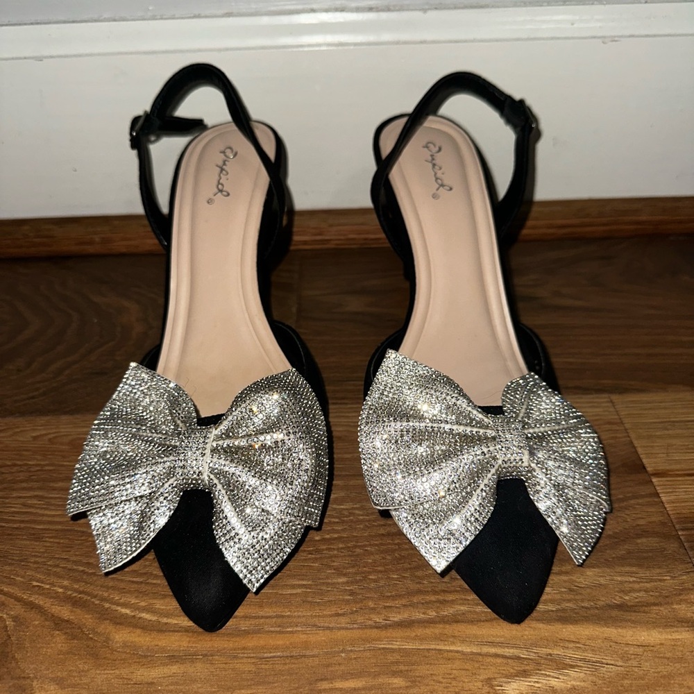 Qupid Elegant Black Stiletto Heels with Silver Bow Size 8